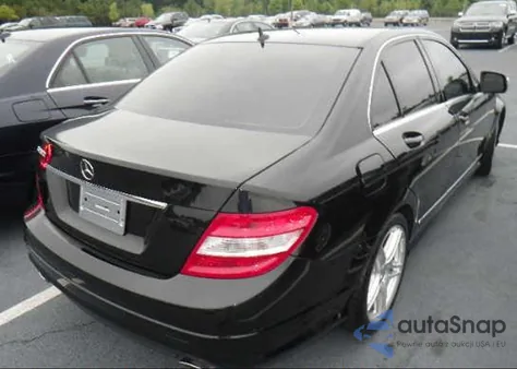 2009 Mercedes-Benz C300 z USA, uszkodzony, nr VIN WDDGF54X19R079744